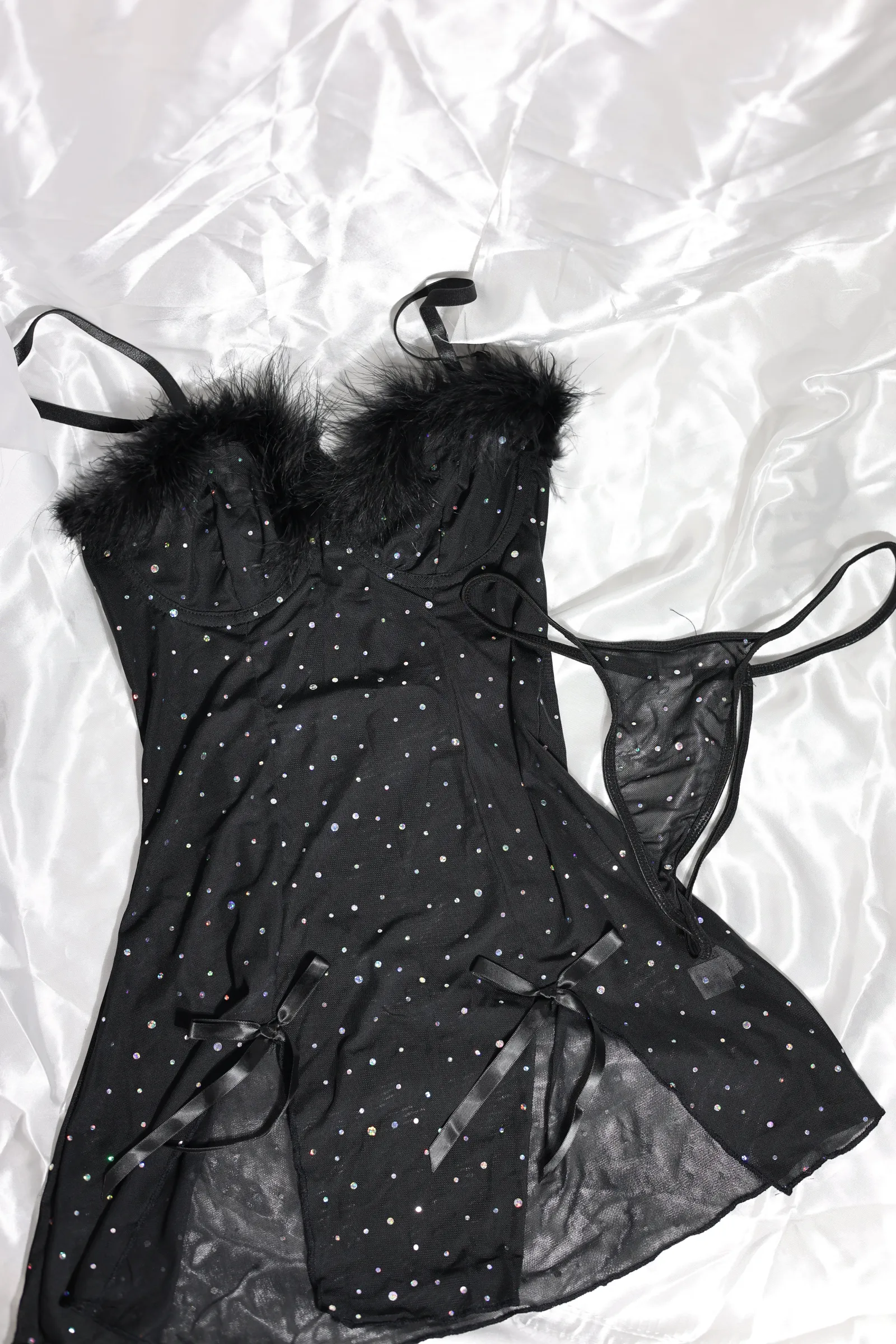 Babydoll negro con pedrería, plumas y tanga a juego