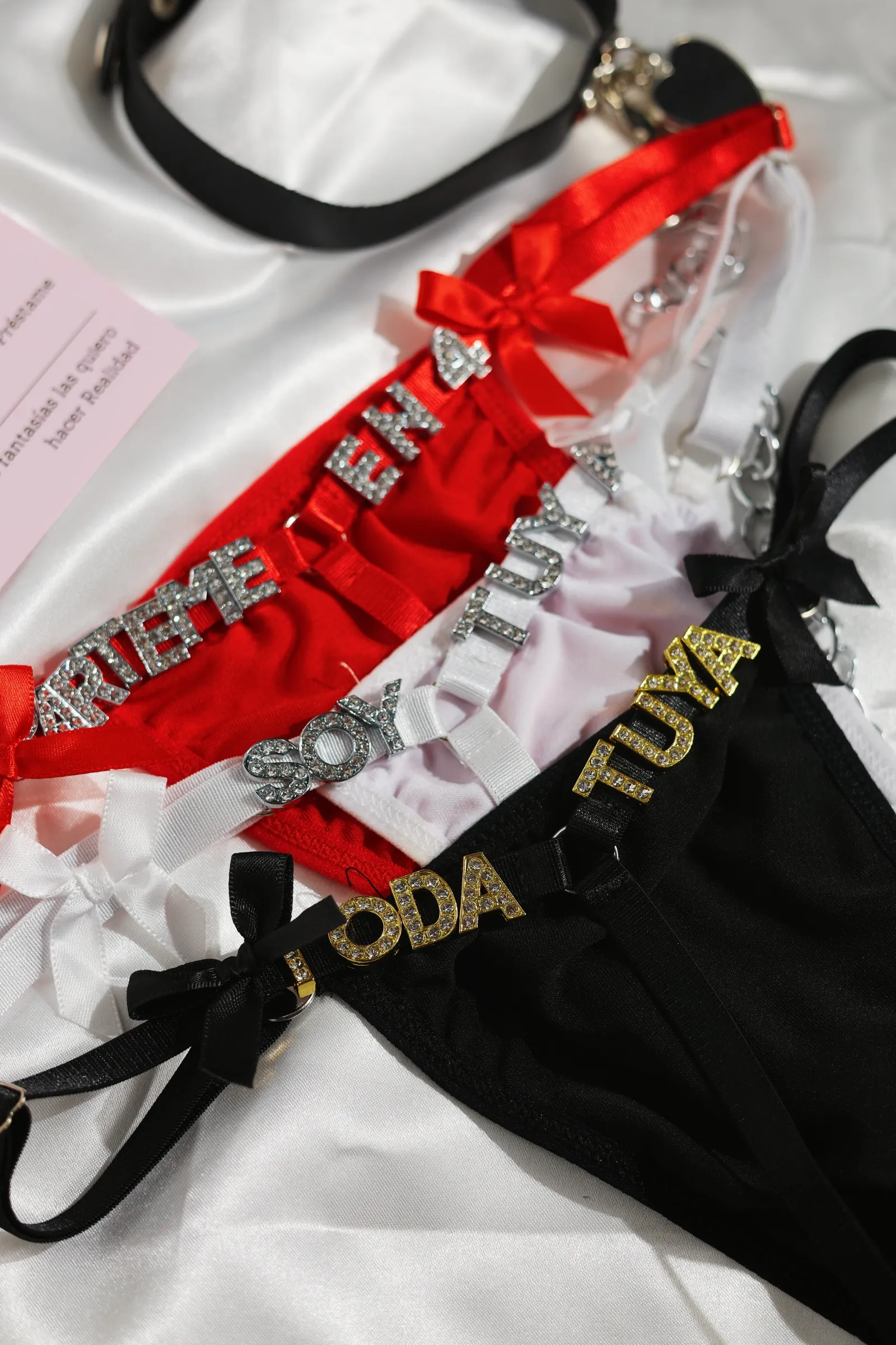 Tangas rojos, blancos y negros con frases en letras de strass